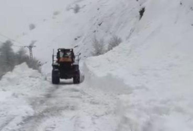 Tunceli’de yola çığ düştü