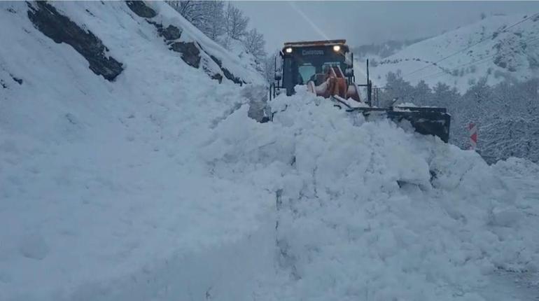 Tunceli’de yola çığ düştü