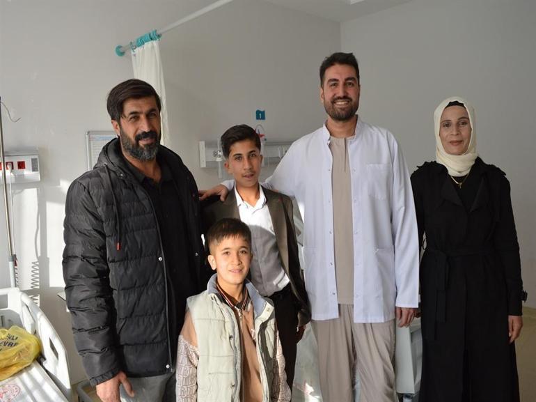 Uçurtmasını kurtarmak isterken akıma kapılan ve entübe edilen Erdal, hayata tutundu