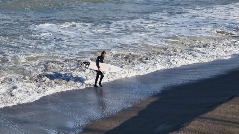 Denizde sörf yapanları görüp, boğulma ihbarı verdiler