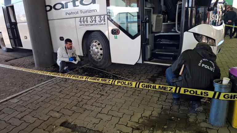 Yanlış vitese alınan otobüs, yedek şoför ile muavine çarptı; 1 ölü, 1 yaralı