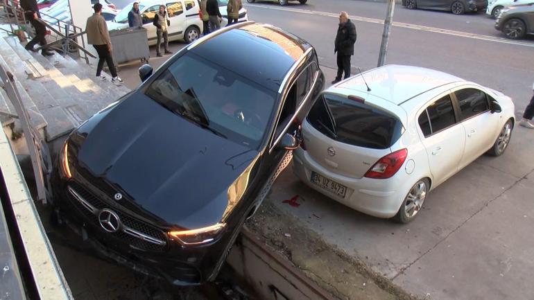 Ümraniyede fren yerine gaza basan sürücü park halindeki otomobile çarptı; kaza kamerada