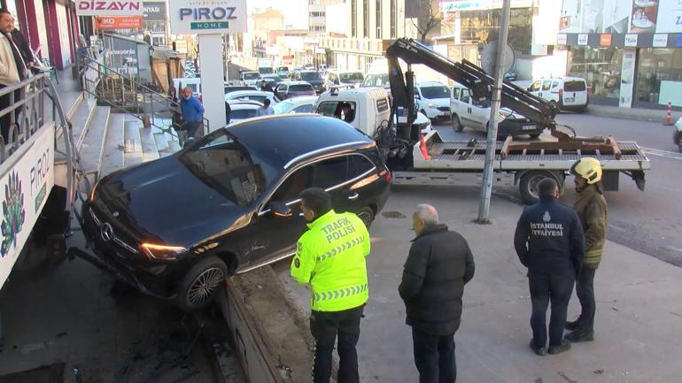 Ümraniyede fren yerine gaza basan sürücü park halindeki otomobile çarptı; kaza kamerada