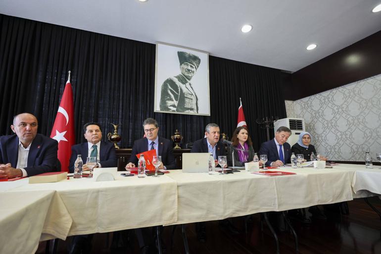 Özgür Özel, il başkanları ve kanaat önderleri ile görüştü