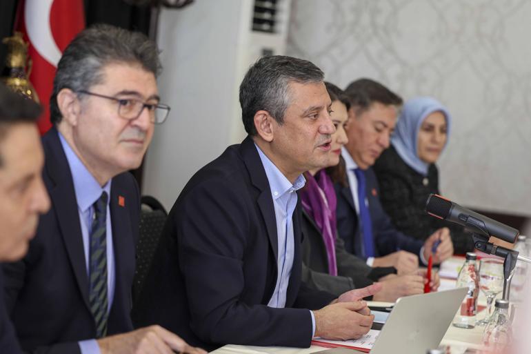 Özgür Özel, il başkanları ve kanaat önderleri ile görüştü