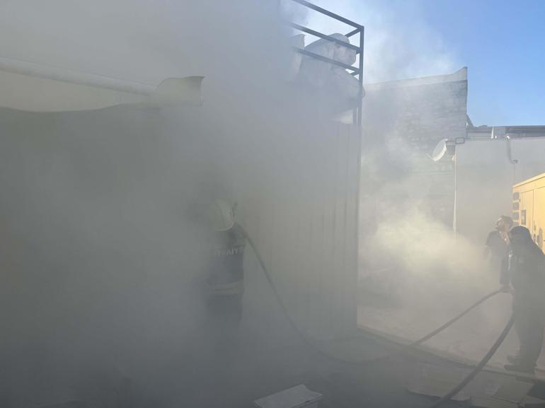 Bodrumda geri dönüşüm deposunda yangın