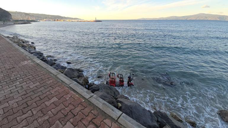 Kontrolden çıkan elektrikli motosiklet denize düştü; 2 yaralı