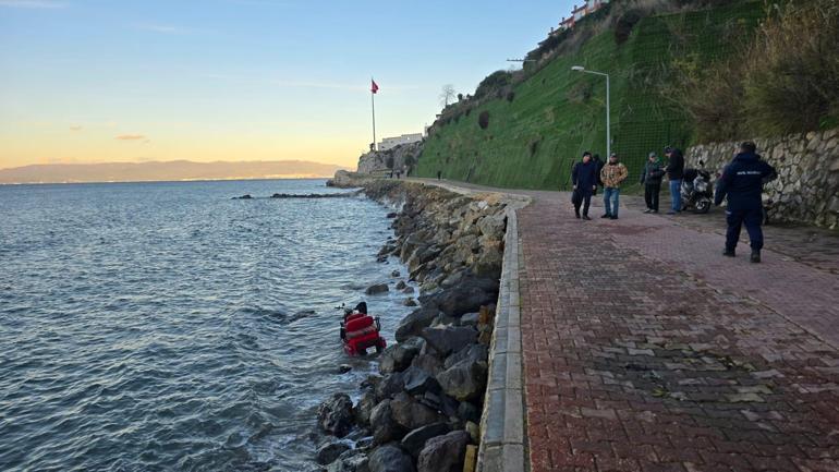 Kontrolden çıkan elektrikli motosiklet denize düştü; 2 yaralı