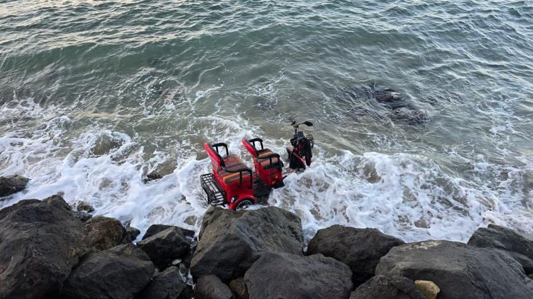 Kontrolden çıkan elektrikli motosiklet denize düştü; 2 yaralı