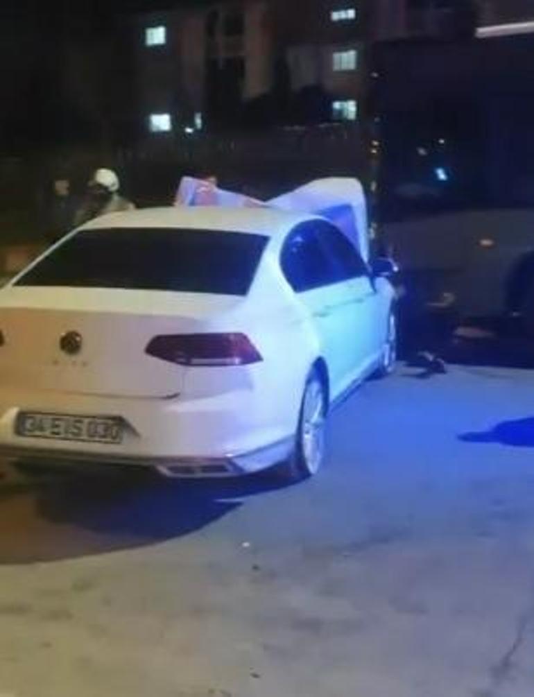 Arnavutköyde özel halk otobüsü ile otomobil çarpıştı: 4 yaralı