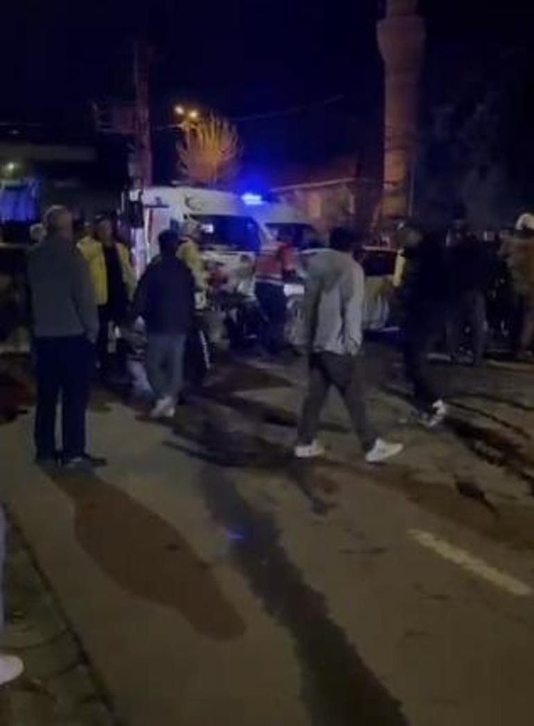 Arnavutköyde özel halk otobüsü ile otomobil çarpıştı: 4 yaralı