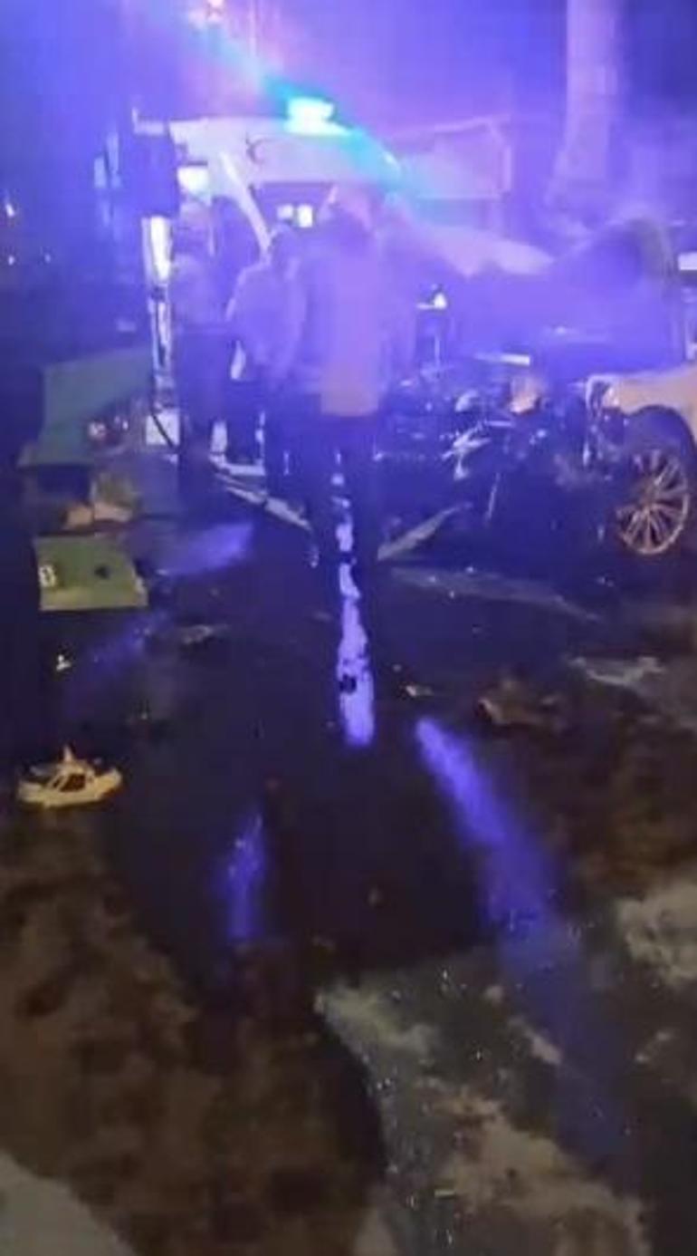 Arnavutköyde özel halk otobüsü ile otomobil çarpıştı: 4 yaralı