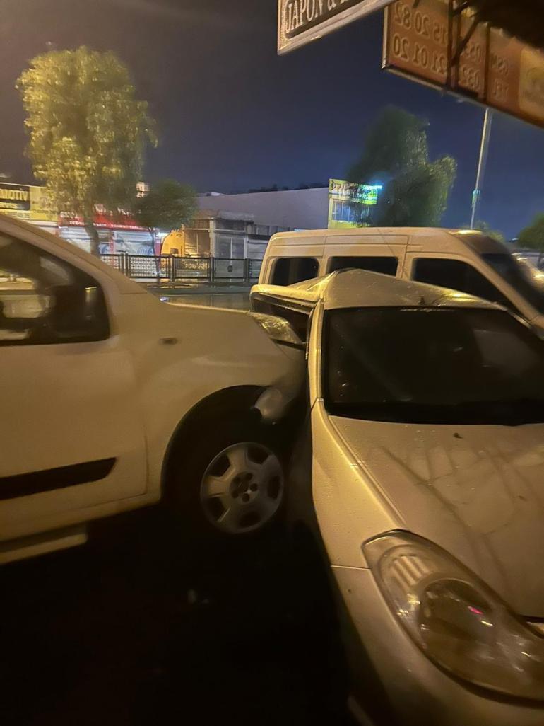 Kontrolden çıkan otomobil, park halindeki 4 araca çarptı; kaza anı kamerada