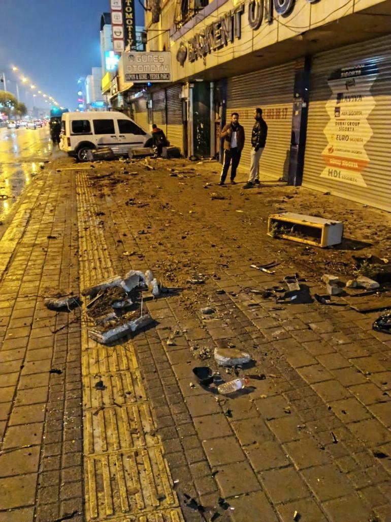 Kontrolden çıkan otomobil, park halindeki 4 araca çarptı; kaza anı kamerada