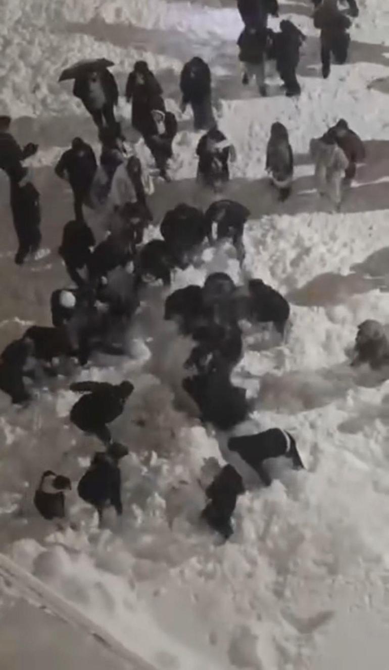 Hakkari’de çatıdan düşen kar kütlesinin altında kalan 2 öğrenci yaralandı