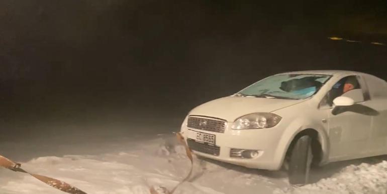 Karda mahsur kalan sürücüyü İl Özel İdaresi ekipleri kurtardı