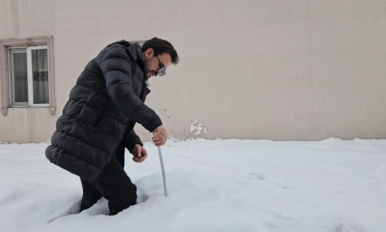 Gölede kar kalınlığı 80 santimetreyi buldu