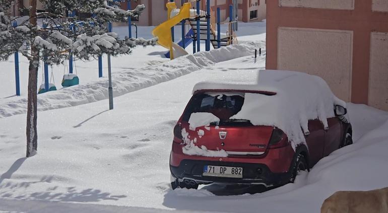 Gölede kar kalınlığı 80 santimetreyi buldu