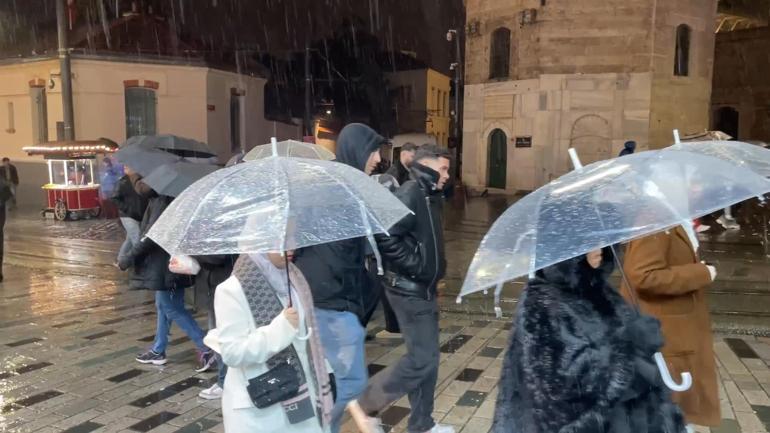 İstanbulda sağanak etkili oldu; yol çöktü