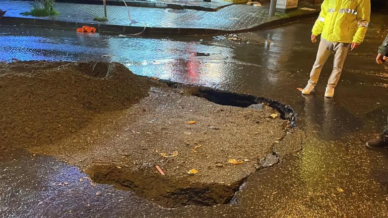 İstanbulda sağanak etkili oldu; yol çöktü