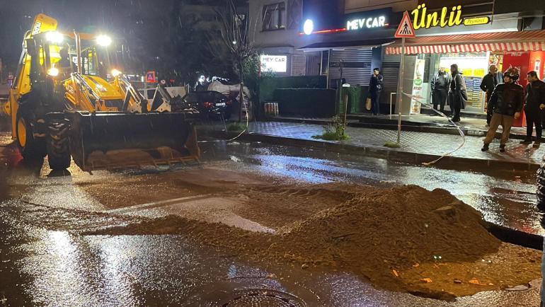 İstanbulda sağanak etkili oldu; yol çöktü