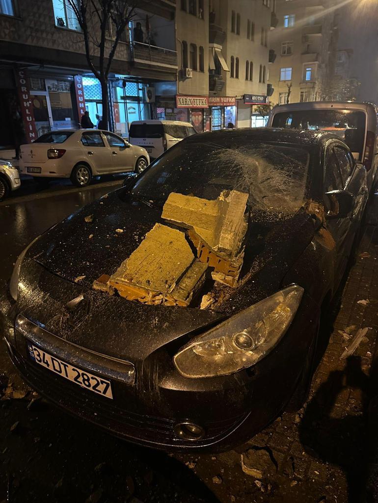 Bahçelievler’de tahliye edilen binanın balkonu çöktü