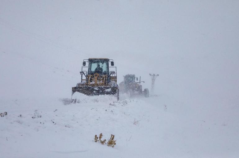 Vanda kar yağışı nedeniyle kapanan 278 yerleşim yerinin yolu açıldı