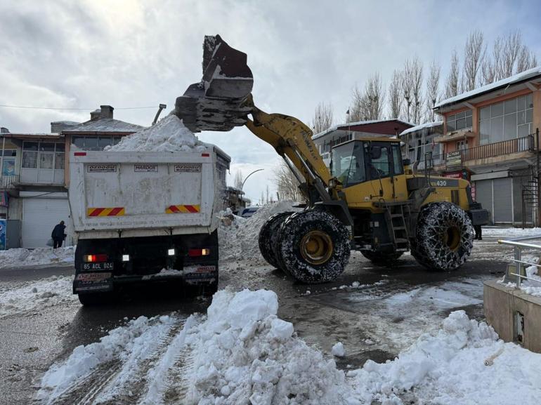 Vanda kar yağışı nedeniyle kapanan 278 yerleşim yerinin yolu açıldı