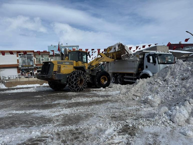 Vanda kar yağışı nedeniyle kapanan 278 yerleşim yerinin yolu açıldı