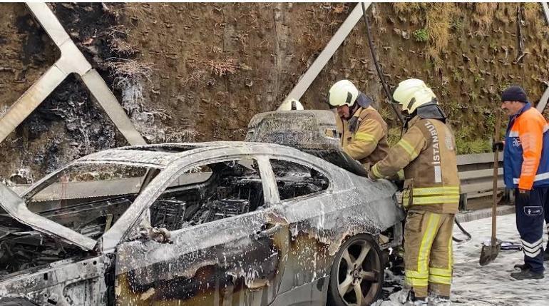 Fatih’te alev alev yanan otomobil demir yığınına döndü
