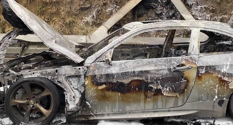 Fatih’te alev alev yanan otomobil demir yığınına döndü