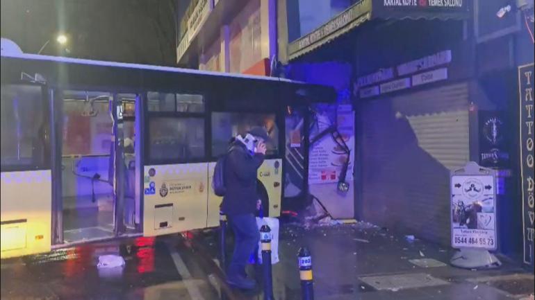 Kartalda seyir halindeki İETT otobüsü binanın duvarına çarptı: 6 yaralı