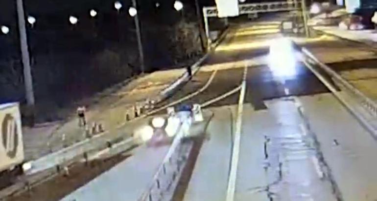 Edirnede ters yöne giren otomobil bariyere çarptı, 2 yaralı; kaza kamerada