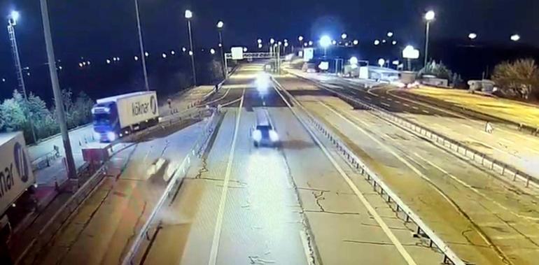 Edirnede ters yöne giren otomobil bariyere çarptı, 2 yaralı; kaza kamerada