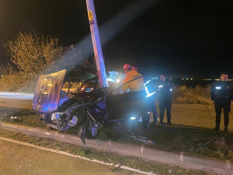 Kazada ikiye bölünen otomobilden mucize kurtuluş: 2 yaralı