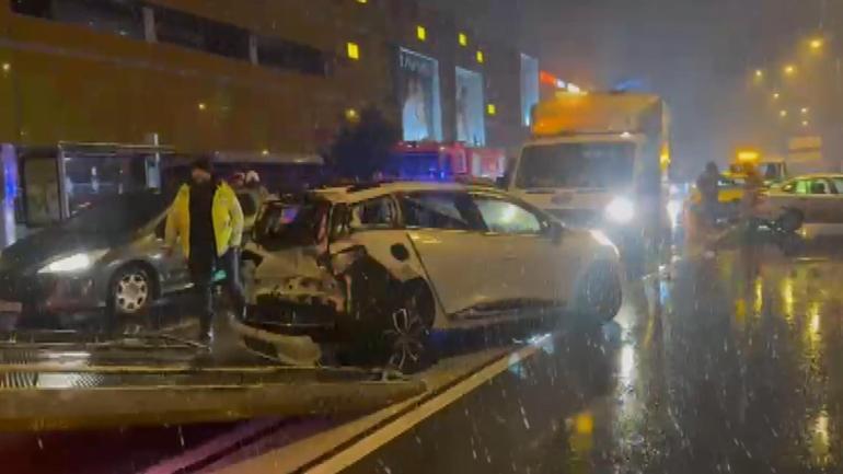 Beylikdüzünde iki otomobil çarpıştı: 2 yaralı