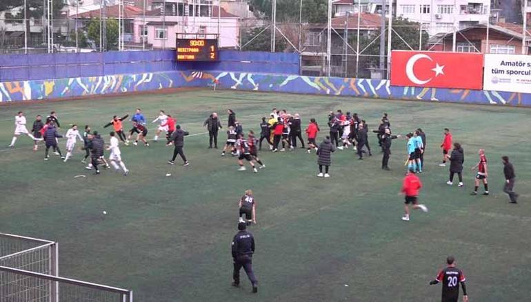 Sarıyer’de amatör lig maçı sonrası stadyum karıştı; futbolcularla taraftarlar birbirine girdi