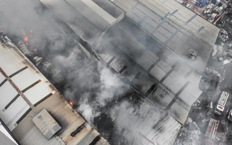 Mersinde geri dönüşüm tesisinde yangın