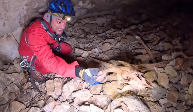 Keşif için girdikleri mağarada hurda otomobille karşılaştılar