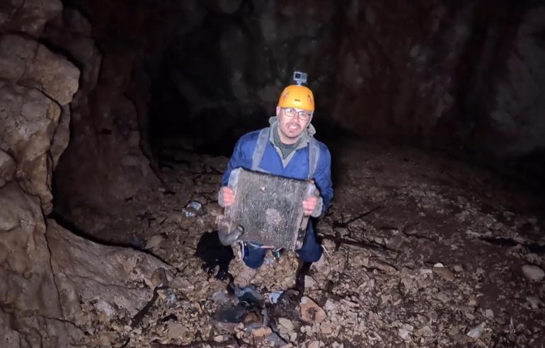 Keşif için girdikleri mağarada hurda otomobille karşılaştılar