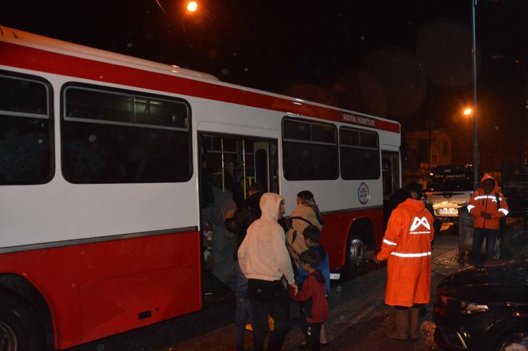 Çadırlarını su basan tarım işçileri tahliye edildi