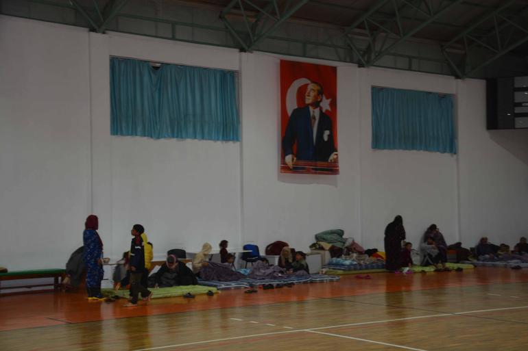 Çadırlarını su basan tarım işçileri tahliye edildi