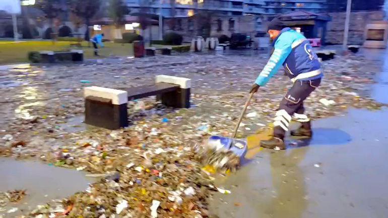Bakırköyde lodosla sahile taşınan atıklar temizlendi