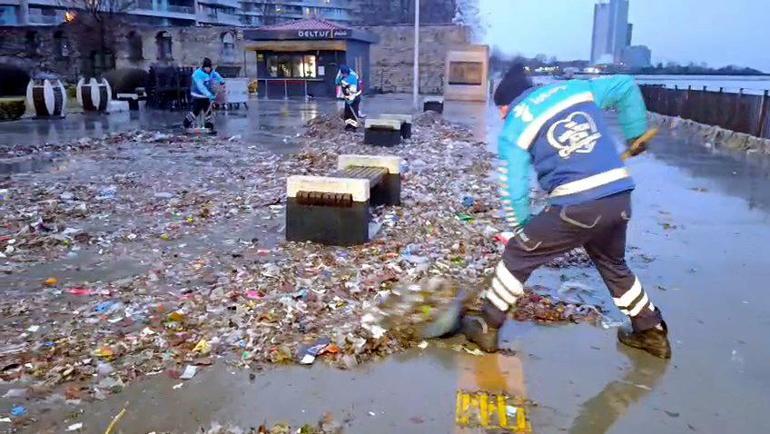 Bakırköyde lodosla sahile taşınan atıklar temizlendi