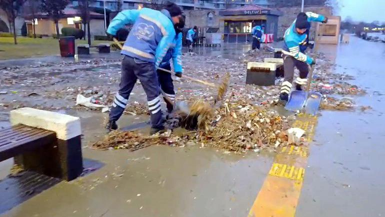 Bakırköyde lodosla sahile taşınan atıklar temizlendi