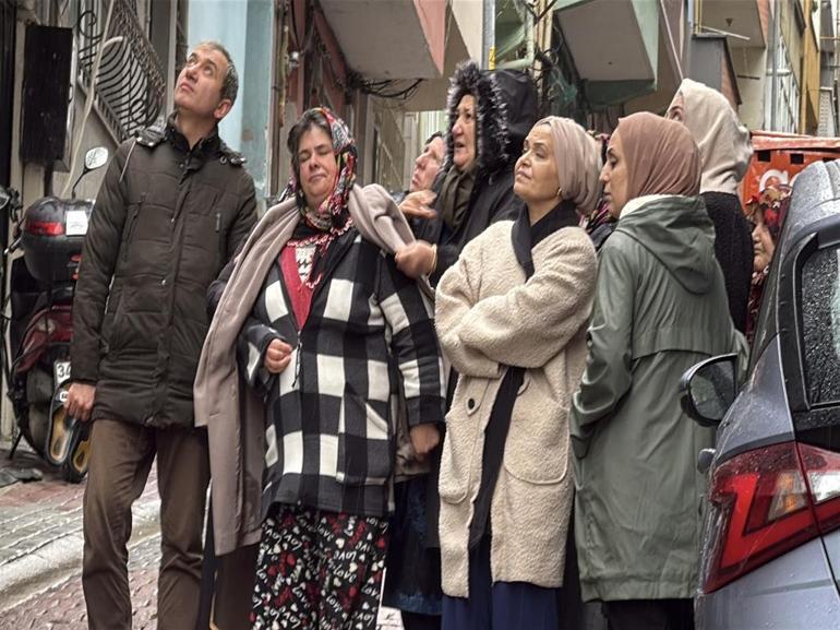 Kağıthane’de 4 katlı binada yangın: Ev küle döndü; anne gözyaşlarına boğuldu