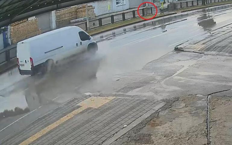 Yolun karşısına geçerken otomobilin çarptığı yaya öldü