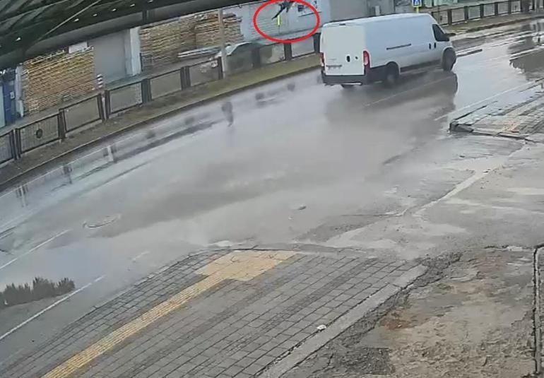 Yolun karşısına geçerken otomobilin çarptığı yaya öldü