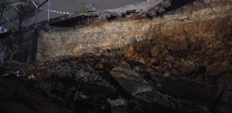 Sultanbeylide istinat duvarı ikinci kez çöktü; park halindeki otomobilde hasar oluştu