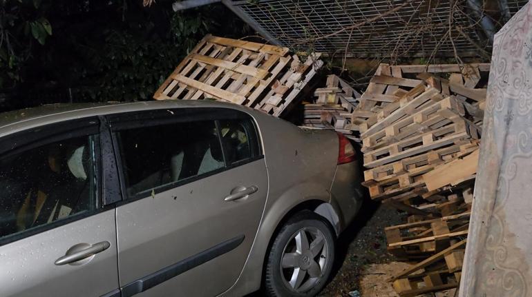 Sultanbeylide istinat duvarı ikinci kez çöktü; park halindeki otomobilde hasar oluştu